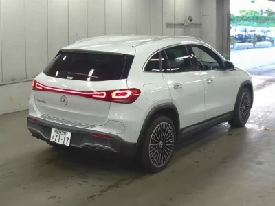 MERCEDES BENZ EQA