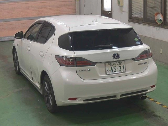 Lexus CT200h  с аукциона в Японии