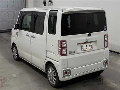 TOYOTA PIXIS MEGA