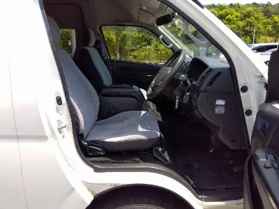 TOYOTA HIACE COMMUTER