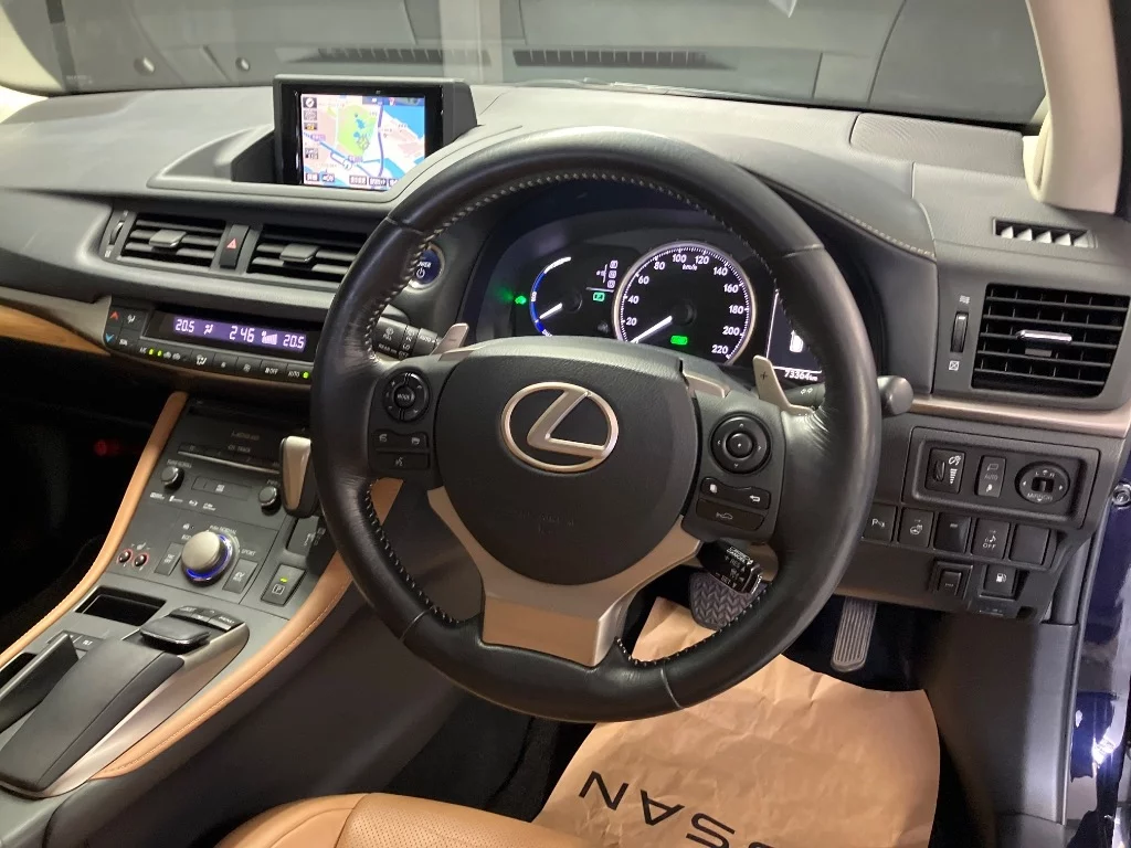 Lexus CT200h  с аукциона в Японии