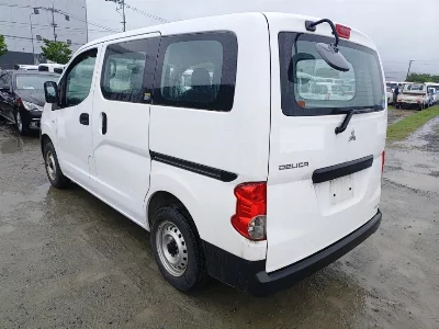 MITSUBISHI DELICA WAGON