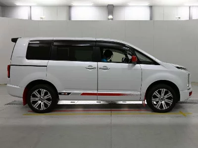 MITSUBISHI DELICA D:5