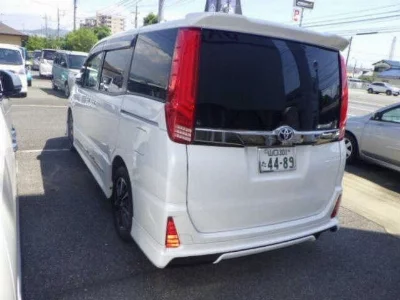 TOYOTA NOAH