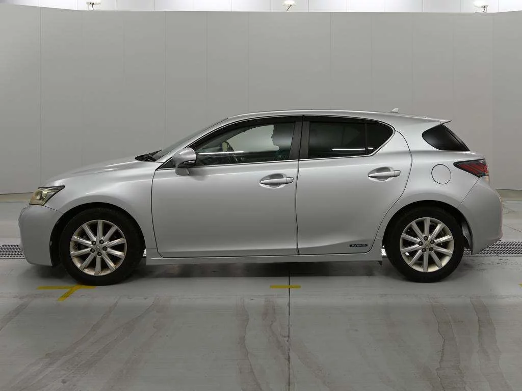 Lexus CT200h  с аукциона в Японии