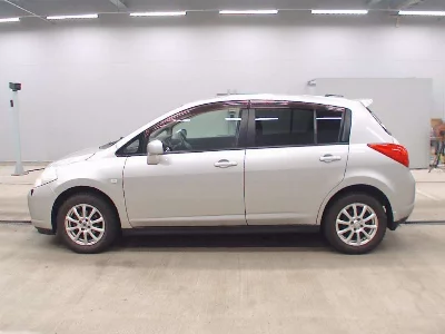 NISSAN TIIDA