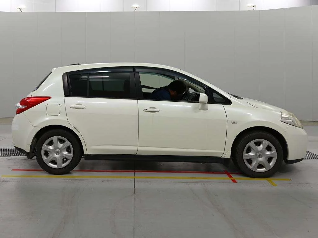 Nissan Tiida  с аукциона в Японии