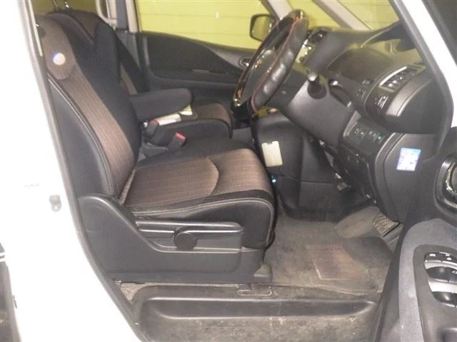 Nissan Serena  с аукциона в Японии