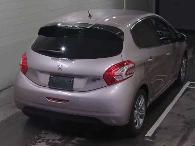 Peugeot 208  с аукциона в Японии