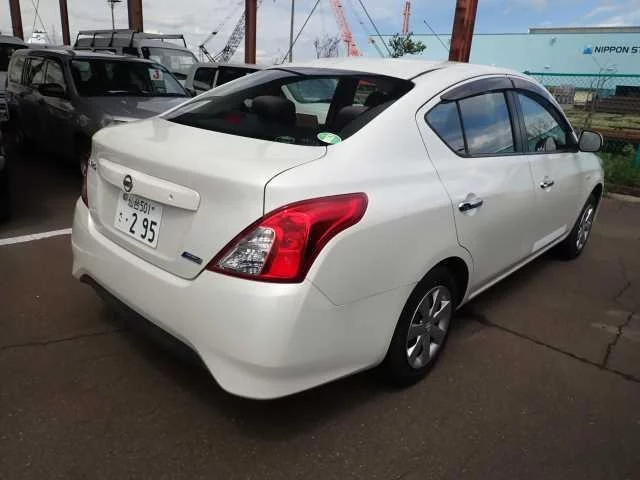 Nissan Tiida Latio  с аукциона в Японии