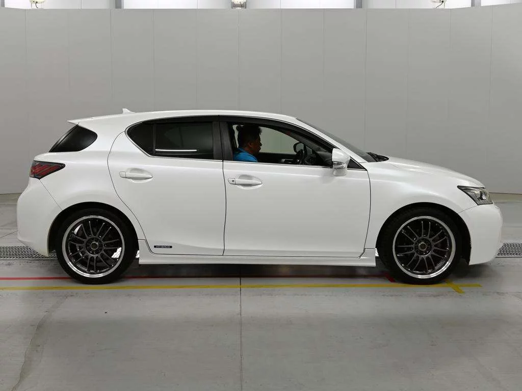 Lexus CT200h  с аукциона в Японии