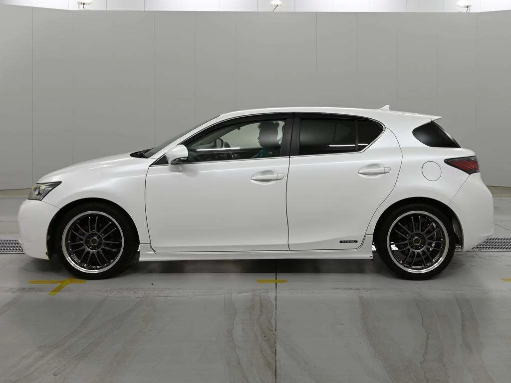 Lexus CT200h  с аукциона в Японии