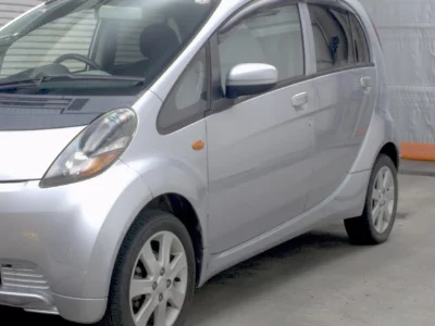 Mitsubishi i