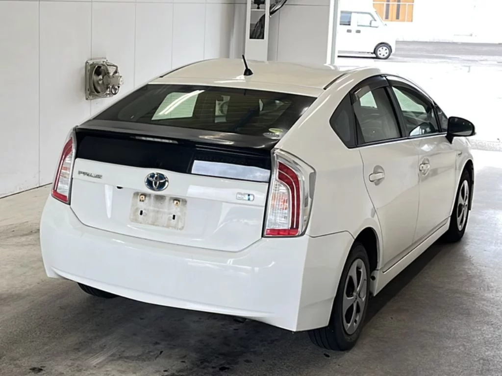 Toyota Prius  с аукциона в Японии