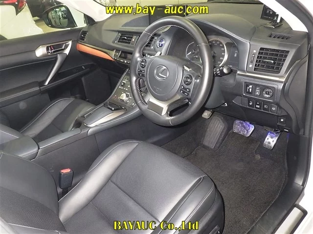 Lexus CT200h  с аукциона в Японии
