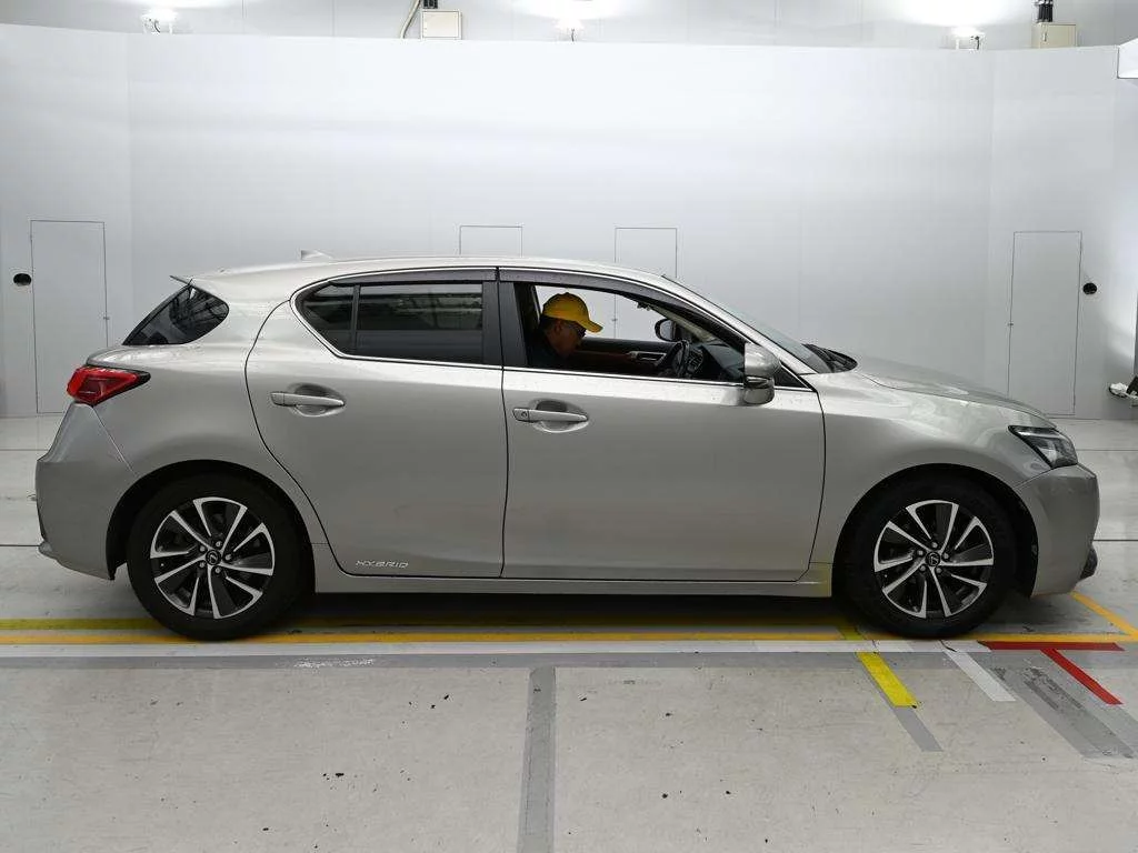 Lexus CT200h  с аукциона в Японии