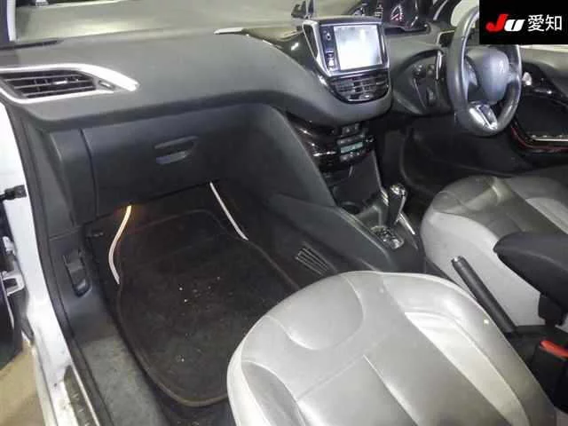Peugeot 208  с аукциона в Японии