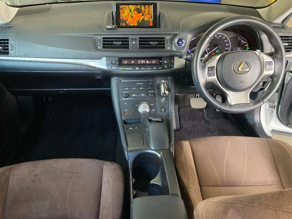 Lexus CT200h  с аукциона в Японии