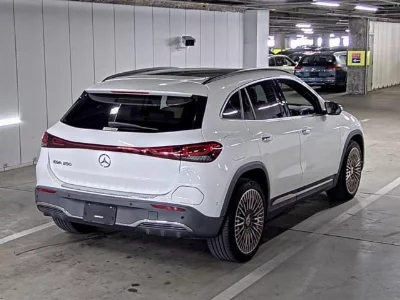 MERCEDES BENZ EQA