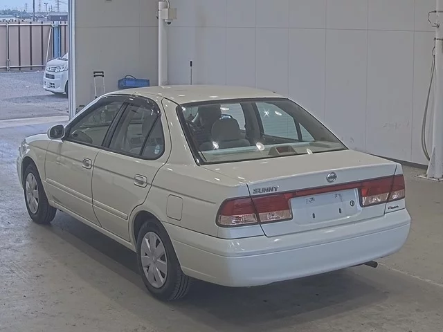 Nissan Sunny  с аукциона в Японии