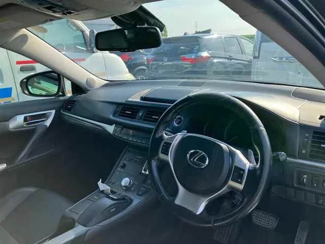 Lexus CT200h  с аукциона в Японии