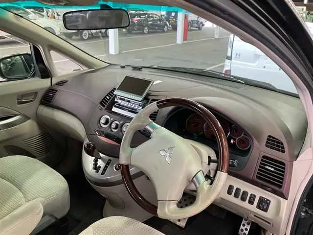 Mitsubishi Grandis  с аукциона в Японии
