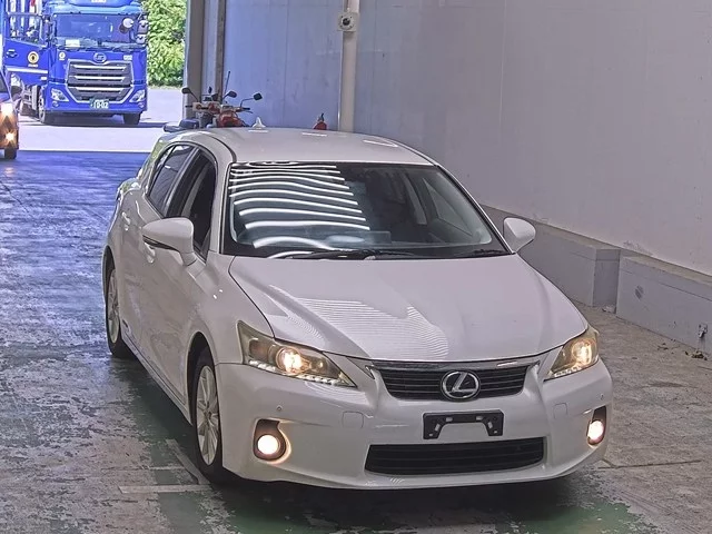 Lexus CT200h  с аукциона в Японии