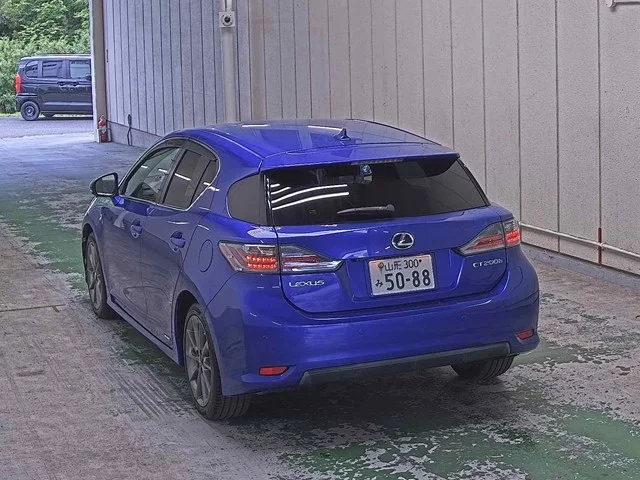 Lexus CT200h  с аукциона в Японии