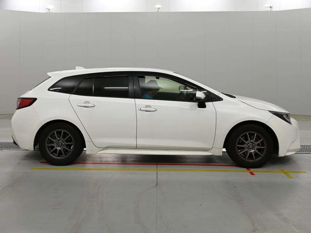 Toyota Corolla Touring Sports  с аукциона в Японии