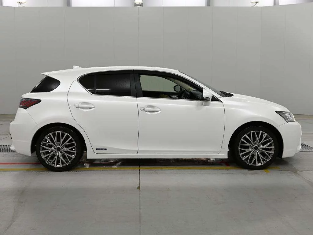 Lexus CT200h  с аукциона в Японии