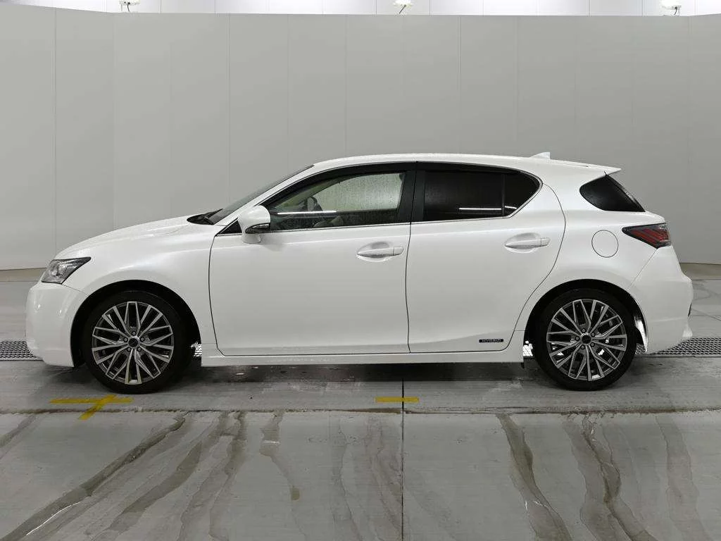 Lexus CT200h  с аукциона в Японии