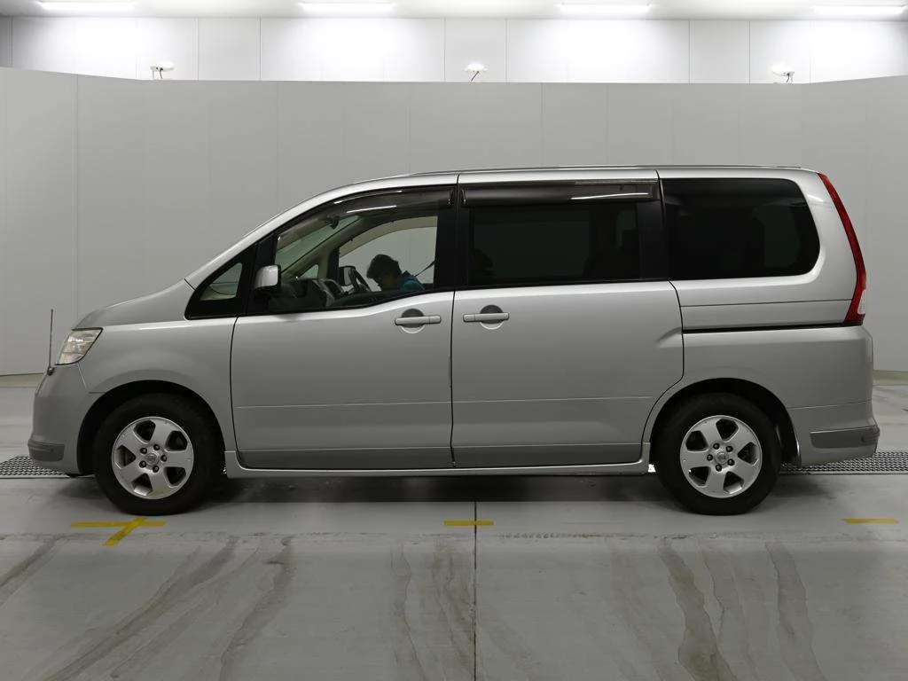 Nissan Serena  с аукциона в Японии