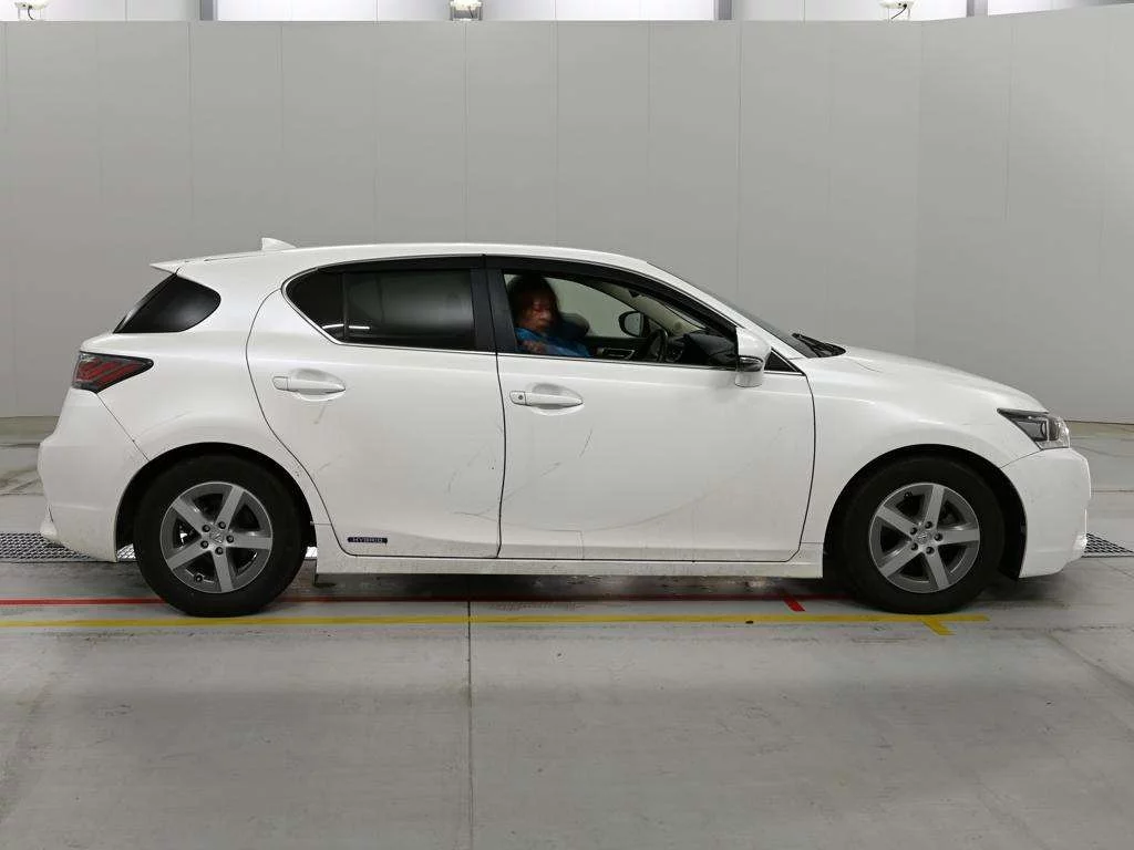 Lexus CT200h  с аукциона в Японии
