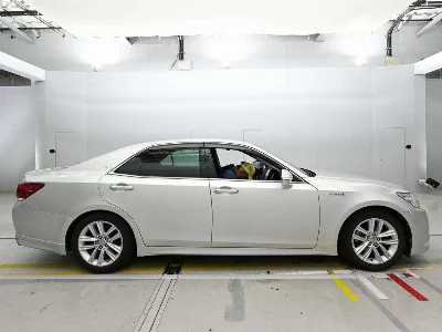 Toyota CROWN HYBRID