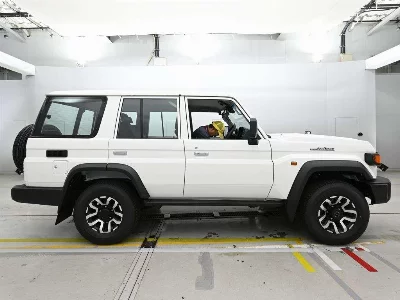 Toyota LAND CRUISER 70
