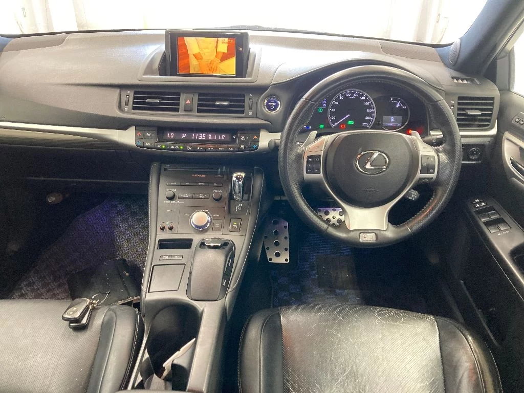 Lexus CT200h  с аукциона в Японии