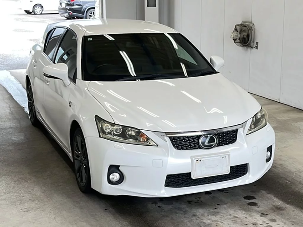 Lexus CT200h  с аукциона в Японии