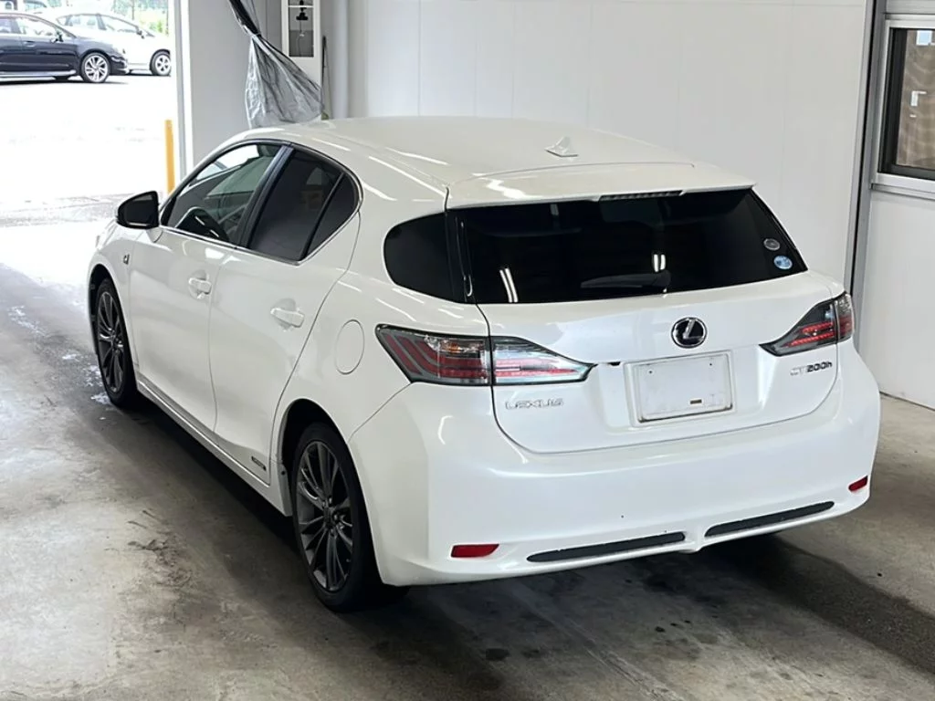 Lexus CT200h  с аукциона в Японии