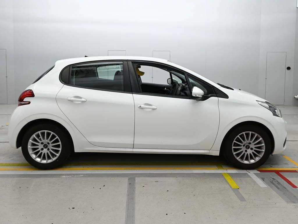 Peugeot 208  с аукциона в Японии