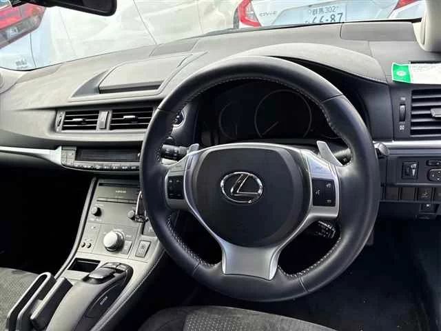 Lexus CT200h  с аукциона в Японии