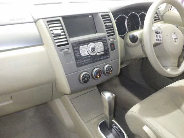 Nissan Tiida  с аукциона в Японии