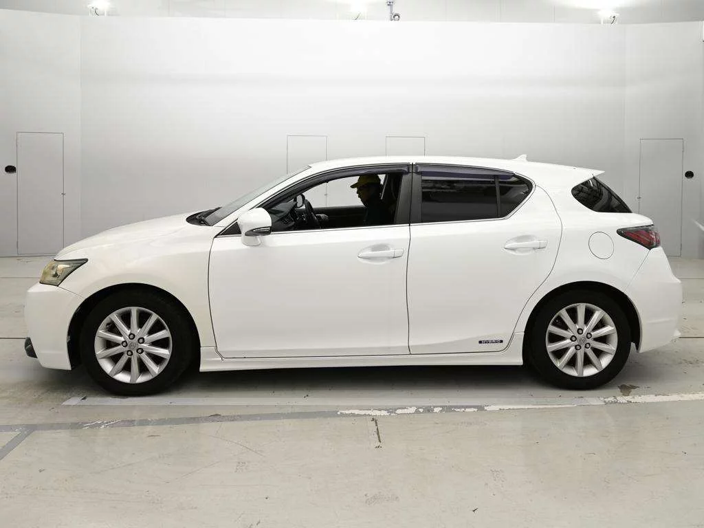 Lexus CT200h  с аукциона в Японии