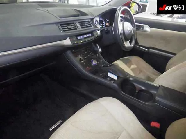 Lexus CT200h  с аукциона в Японии