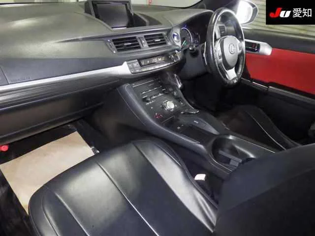 Lexus CT200h  с аукциона в Японии