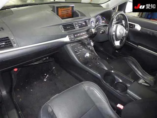 Lexus CT200h  с аукциона в Японии