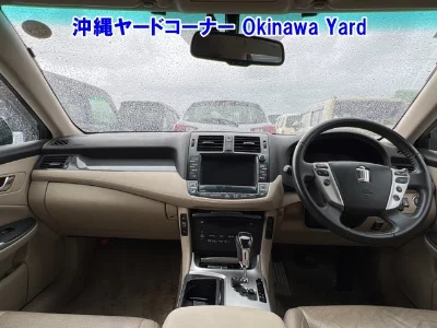 Toyota CROWN HYBRID