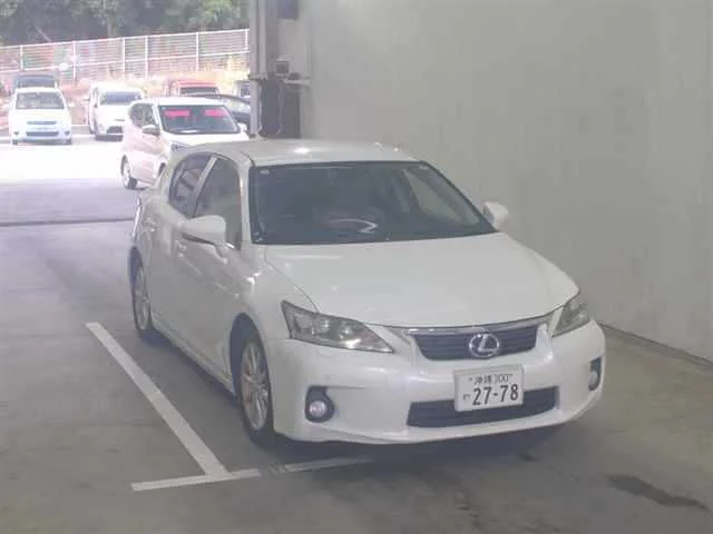 Lexus CT200h  с аукциона в Японии