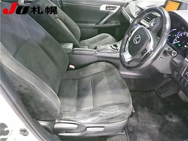 Lexus CT200h  с аукциона в Японии