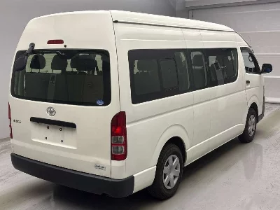 TOYOTA HIACE COMMUTER