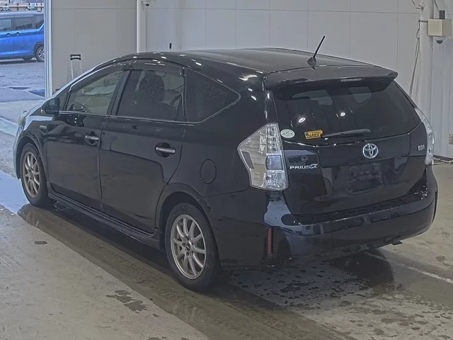 Toyota Prius Alpha  с аукциона в Японии